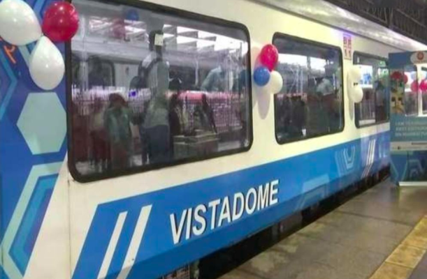 शुरू हुआ मुंबई-पुणे डेक्कन ट्रेन का संचालन- स्पेशल विस्ताडोम कोच को साथ लेकर दौड़ी डेक्कन स्पेशल