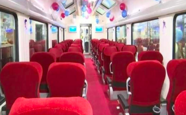 शुरू हुआ मुंबई-पुणे डेक्कन ट्रेन का संचालन- स्पेशल विस्ताडोम कोच को साथ लेकर दौड़ी डेक्कन स्पेशल