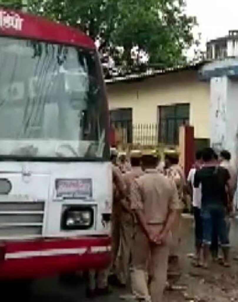 यूपी में कैदियों का तांडव -बंदियों ने पत्थर बाज़ी कर कारागार में जमकर काटा उत्पात