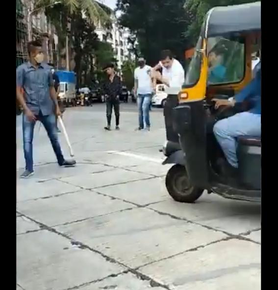मुंबई में दिन दहाड़े वकील पर लाठियां चली किया गया तलवारों से हमला