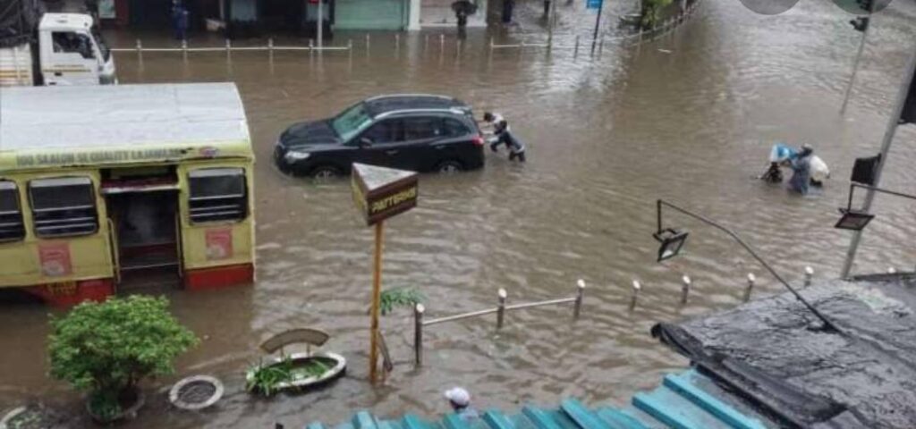 तेज़ बारिश के बीच मुंबई में गर्ज़ी खतरनाक बिजली-माउंट ऐवरेस्ट से दुगनी ऊंचाई पर गरजने का किया गया आकलन