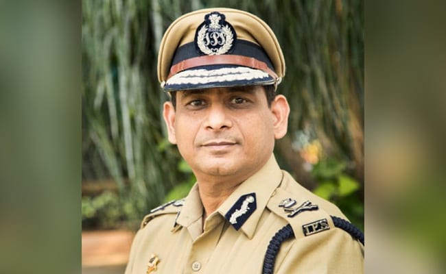 मुंबई पुलिस का गुंडा अधिकारी अपने ही थाने में बना हफ्ता वसूली का आरोपी - होटल में घुसकर मारपीट का वीडियो हुआ वायरल