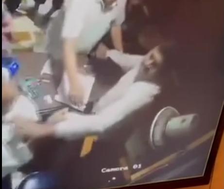मुंबई पुलिस का गुंडा अधिकारी अपने ही थाने में बना हफ्ता वसूली का आरोपी - होटल में घुसकर मारपीट का वीडियो हुआ वायरल