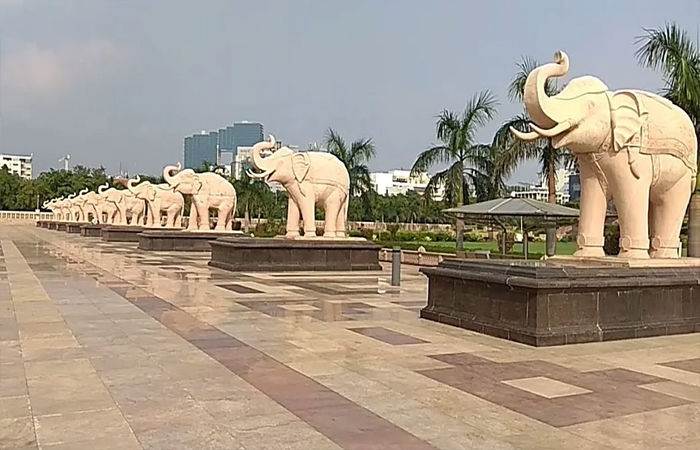 लखनऊ में मायावती के चोरी हुए हाथी,  बसपा का आरोप सांप्रदायिक सौहार्द बिगाड़ने की एक कोशिश