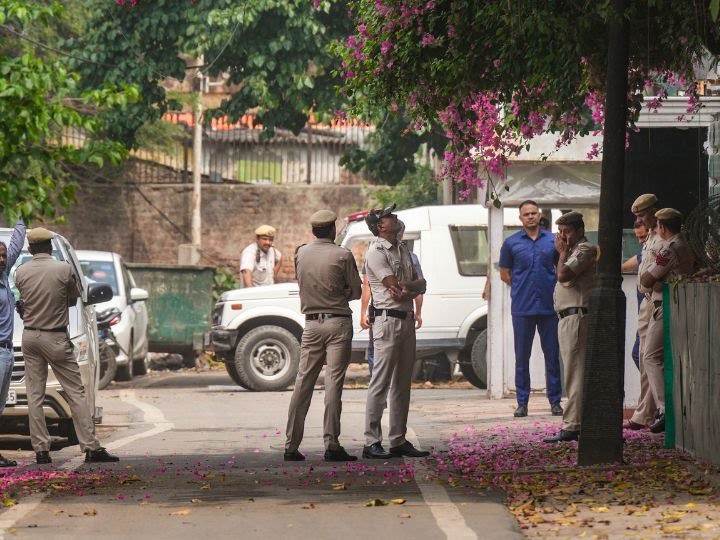 राहुल गांधी के घर पहुँची दिल्ली पुलिस ,कांग्रेस नेताओं का लगा जमावड़ा ,पीड़ित महिलाओं से जुड़ा है राहुल के बयान का मामला।