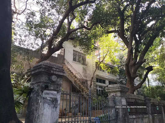 220 करोड़ में बिका मुंबई का बदस्तूर बंगला ,साउथ मुंबई स्थित बंगले पर आदित्य बिरला ग्रुप ने लगाई बोली।