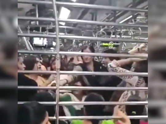 मुंबई लोकल ट्रेन में महिलाओं के बीच चले थप्पड़ और लात घूंसे , सोशल मीडिया पर वायरल विडियो पर मिल रहे तरह तरह के रिएक्शन।