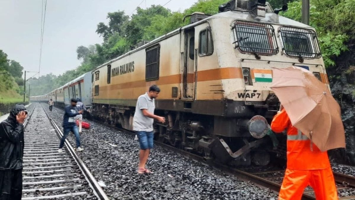 दिल्ली मुंबई रेलमार्ग पर बड़ा हादसा , ट्रेक पर चट्टान गिरने से दुरंतो ट्रेन के डिब्बो ने छोड़ा ट्रेक।