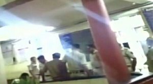 पुलिस के ज़रिए शिकायतकर्ता को पीटे जाने का फोटो