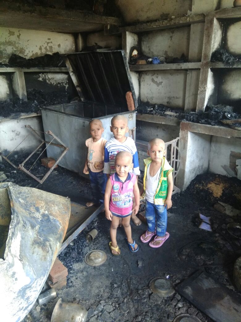 कौशाम्बी के कर्मा गांव के एक घर में लगी आग , 500000 रुपए का सामान जल कर खाक , 2 घंटे बाद पहुंचा दमकल विभाग , स्थानी पुलिस थाने को ख़बर नहीं