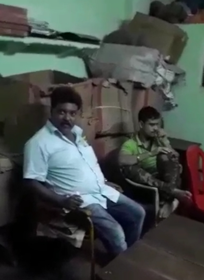 एक और शराबी पुलिस वाले की करतूत , वीडियो में कैद