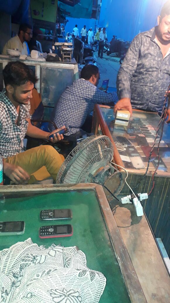 चोर बाजार में फुटपाथ पर मौजूद दुकानदारों को हटाने के लिए एसबीयूटी से 5 करोड़ की डील ?