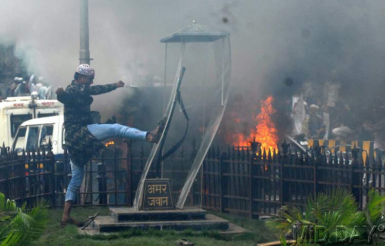 मुंबई का वांटेड बाबा बंगाली दिखा यूपी गवर्नर की शरण में