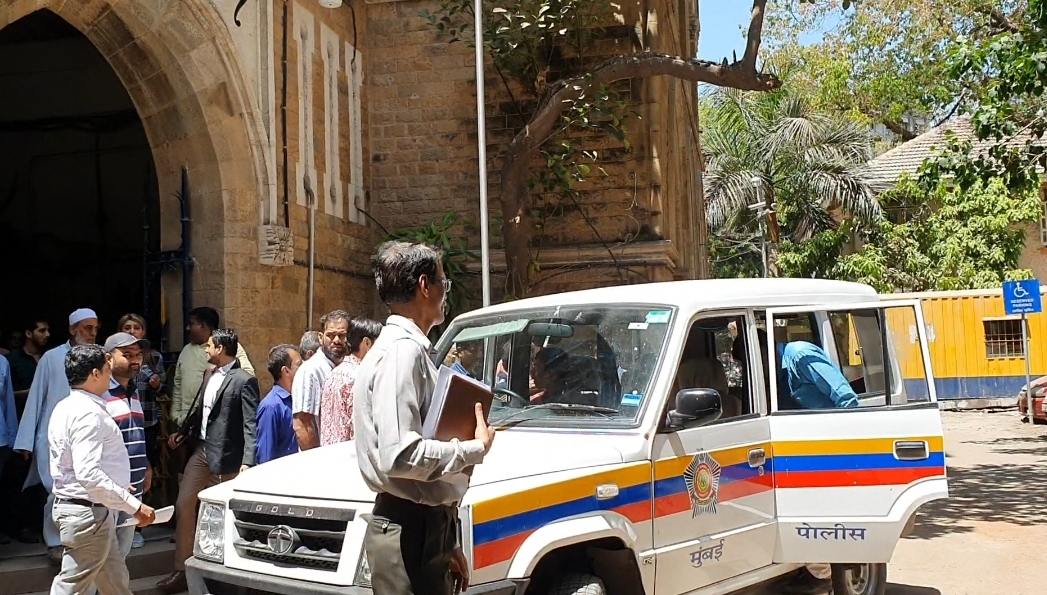 बिरयानी खाते खाते 2 पुलिस वालों की नौकरी खा गया लकड़ावाला बिल्डर