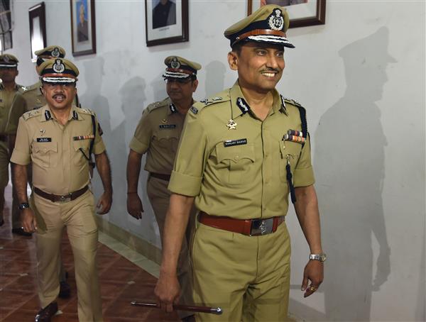 मुंबई क्राइम महाराज की हरकत से हुई नाराज़ , गोल्ड तस्करी मामले में तलब हुए दो थानेदार