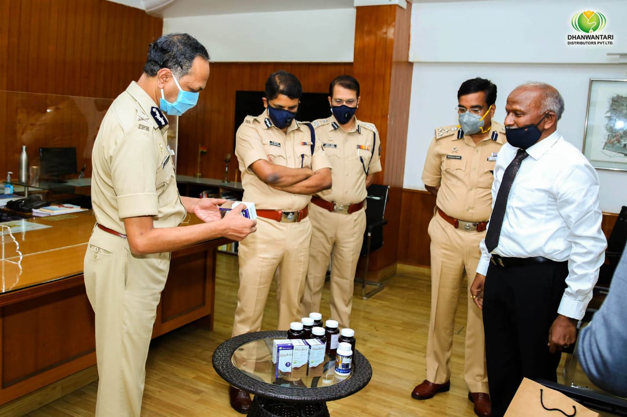 कोरोना: शरीर में प्रतिरोधक क्षमता बढ़ाने का दावा, पुणे पुलिस को मुफ्त में बांटी गई दवा