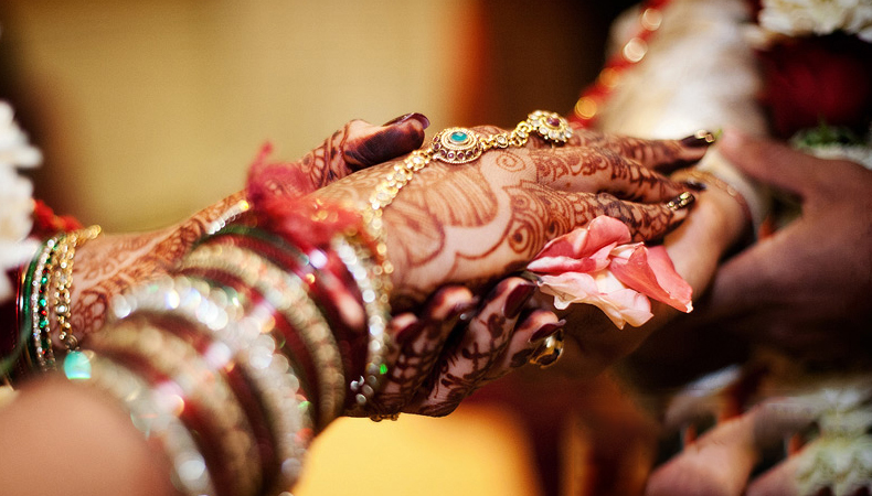 मुंबई की अनोखी शादी- भारत में पढ़ा मंत्र कनाडा में हुआ फेरा