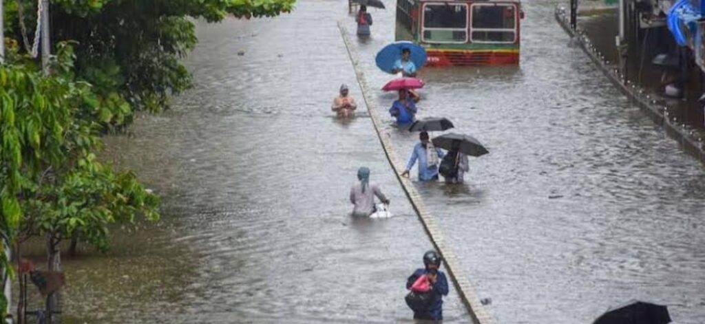 तेज़ बारिश के बीच मुंबई में गर्ज़ी खतरनाक बिजली-माउंट ऐवरेस्ट से दुगनी ऊंचाई पर गरजने का किया गया आकलन