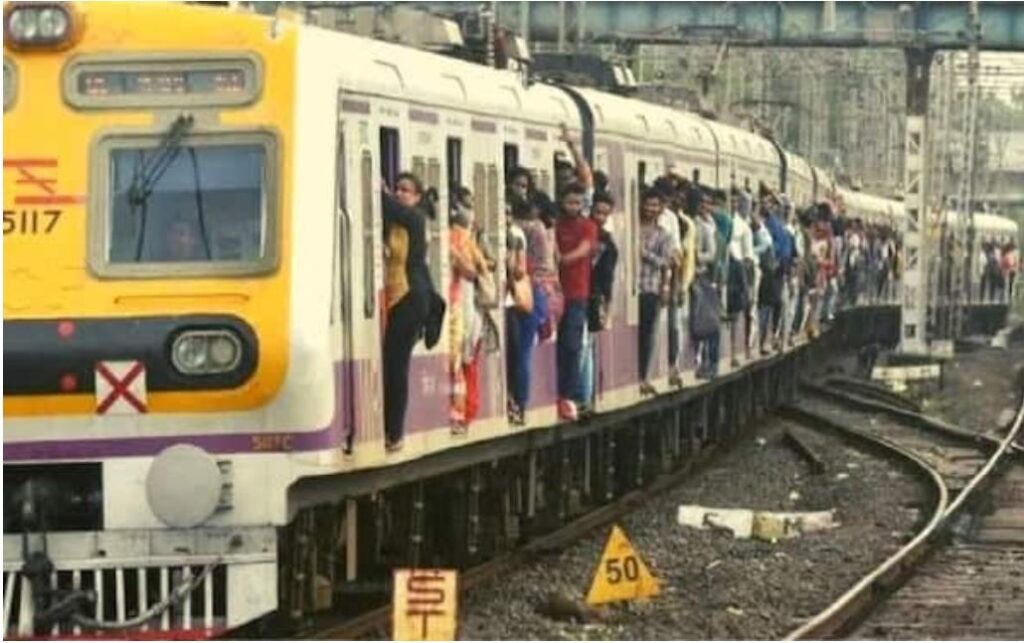 मुंबई समेत महाराष्ट्र में जारी पाबंदियों में छूट के साथ साथ वीकेंड लॉकडाउन में भी राहत को हरी झंडी