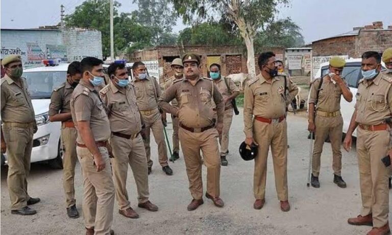 यूपी में कैदियों का तांडव -बंदियों ने पत्थर बाज़ी कर कारागार में जमकर काटा उत्पात