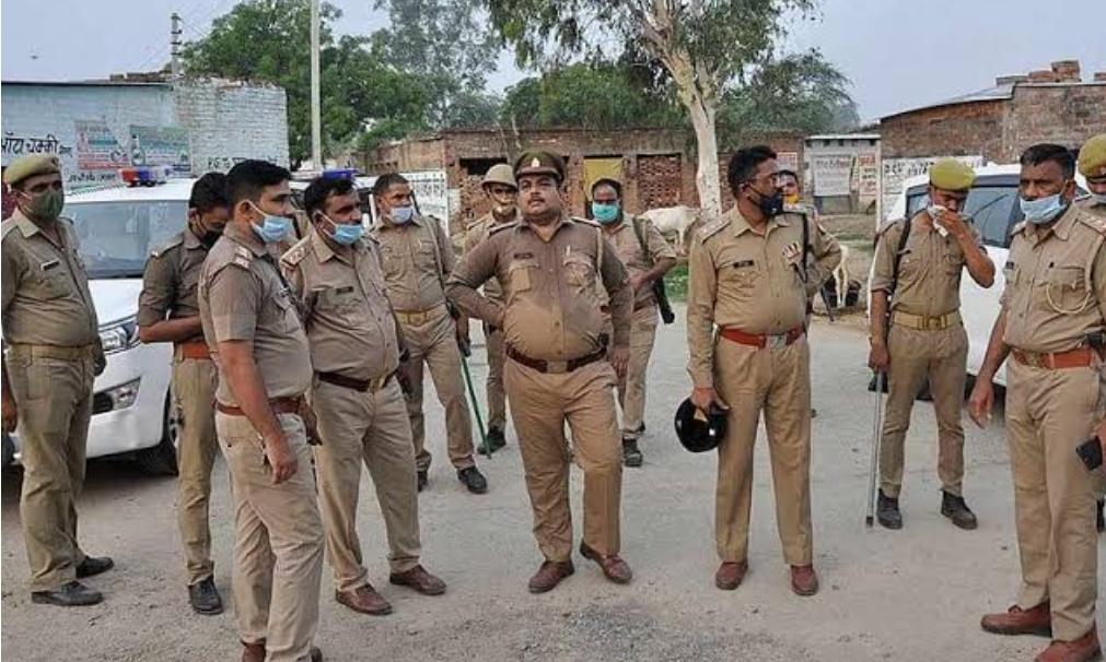 यूपी में कैदियों का तांडव -बंदियों ने पत्थर बाज़ी कर कारागार में जमकर काटा उत्पात