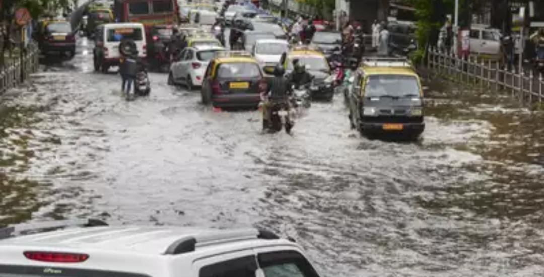 तेज़ बारिश के बीच मुंबई में गर्ज़ी खतरनाक बिजली-माउंट ऐवरेस्ट से दुगनी ऊंचाई पर गरजने का किया गया आकलन