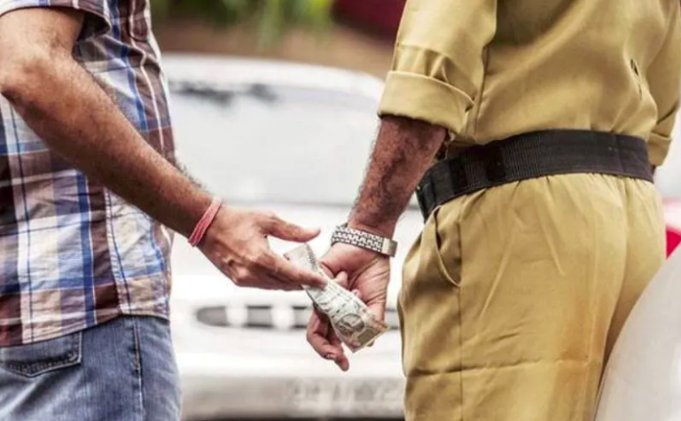 योगी की पुलिस रिश्वत लेते रंगे हाथों गिरफ्तार-एसएसपी के बिछाए जाल में फंसे इन्स्पेक्टर और सिपाही
