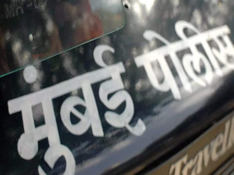 मुंबई पुलिस का गुंडा अधिकारी अपने ही थाने में बना हफ्ता वसूली का आरोपी - होटल में घुसकर मारपीट का वीडियो हुआ वायरल