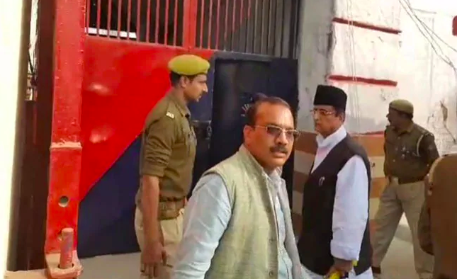 आज़म खान की जेल सियासत - शिवपाल और आचार्य कृष्णम से मुलाकात, अखिलेश के दूत से इंकार