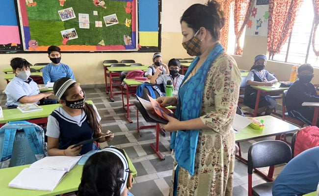 अब यूपी के स्कूलों में पहुचा कोरोना - योगी सरकार ने कोविड गाईड लाइन में मास्क किया शामिल