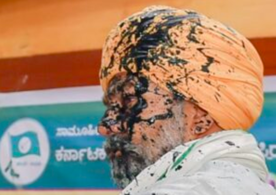 कर्नाटक में किसान नेता राकेश टिकैत पर फेंकी गई स्याही, दो पक्षो में तना तनी से गरमाये माहौल के बीच फेंकी गई कुर्सियां, छीना गया माईक
