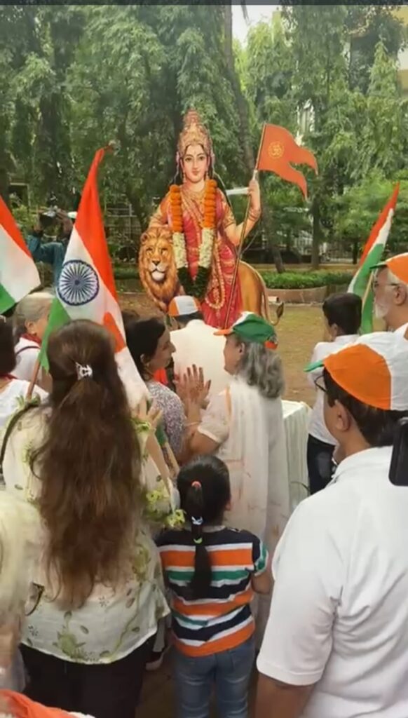 मुंबई में सीनियर सिटीजन ने निकाली तिरंगा यात्रा, आज़ादी के 75 वें महोत्सव में घर घर लहराया तिरंगा