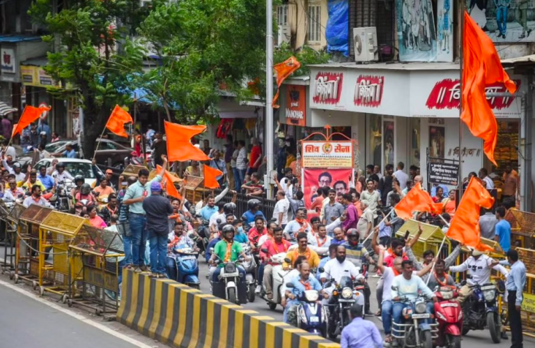 अब सड़को पर शिवसेना का अंदरूनी संग्राम, शिंदे गुट के विधायक पर उद्धव गुट की तोड़ फोड़
