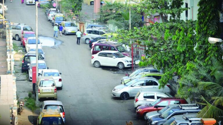 मुंबई में पार्किंग समस्या बनी महाराष्ट्र सरकार और बीएमसी के गले की फांस, बॉम्बे हाईकोर्ट ने मांगा पार्किंग मुद्दे पर दोनों सदन से प्रस्ताव