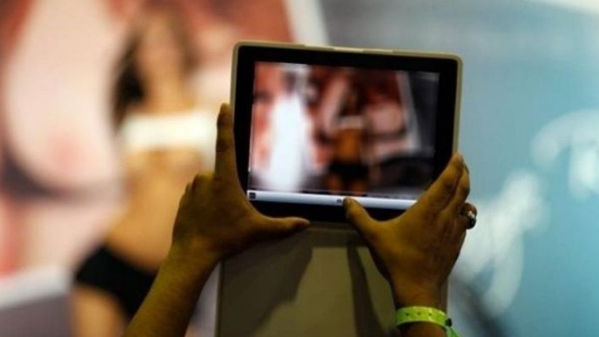 ऑनलाइन महिला मसाजर सर्च करने पर सामने आई पत्नी और बहन, साईबर क्राइम ने एस्कार्ट से जुड़ी महिला को किया गिरफ्तार