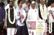 महाराष्ट्र विधानसभा में विपक्ष ने किया जमकर हुआ हंगामा ,प्याज़ की माला पहनकर सदन पहुँचे एनसीपी विधायक।