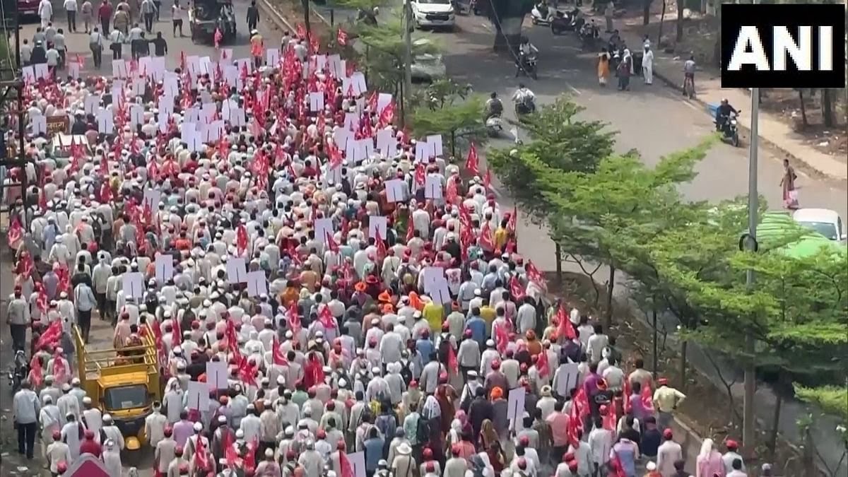 डैमेज कंट्रोल में महाराष्ट्र सरकार ,नासिक से मुंबई कूच किया किसानों का पैदल मार्च ,क्या मांगो की लंबी फेहरिस्त मानेगी शिंदे सरकार।