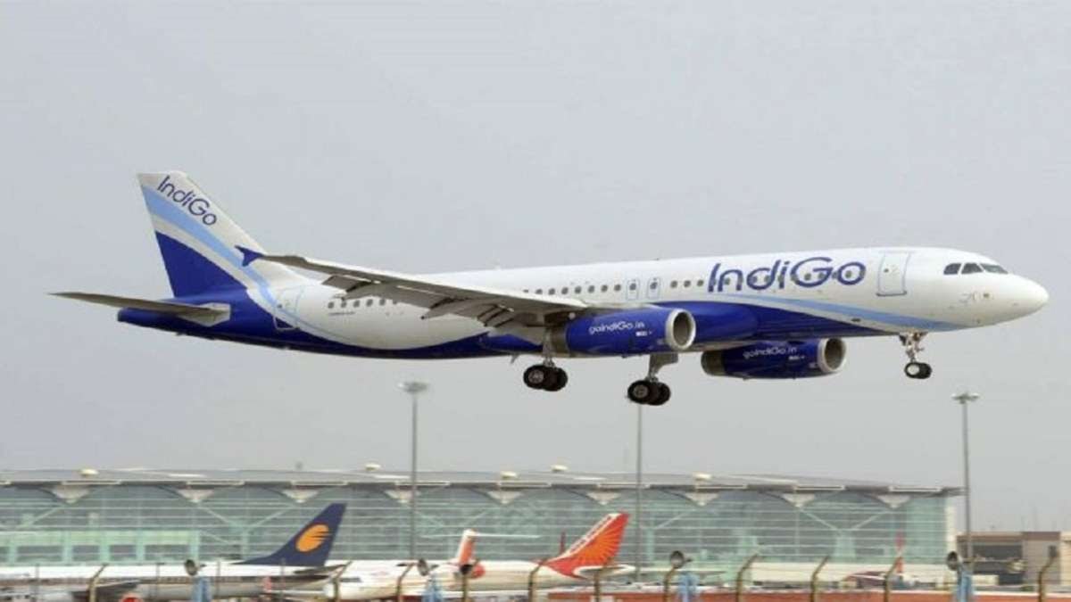 इंडिगो फ़्लाइट के अंदर नशेड़ी पैसेंजर्स का हंगामा, मुंबई एयरपोर्ट पर किया गया गिरफ्तार। दुबई से मुंबई