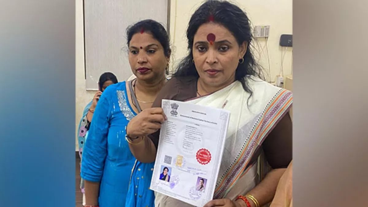 दिल्ली की महिला ने राहुल के नाम किया अपना 4 मंजिला घर ,लोकसभा की सदस्यता जाने के बाद राहुल ने खाली किया सरकारी बंगला।