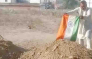 माफिया ब्रदर्स अतीक को भारत रत्न दिए जाने की मांग ,पार्षद प्रत्याशी ने कब्र पर चढ़ाया तिरंगा ,पुलिस ने लिया हिरासत में।