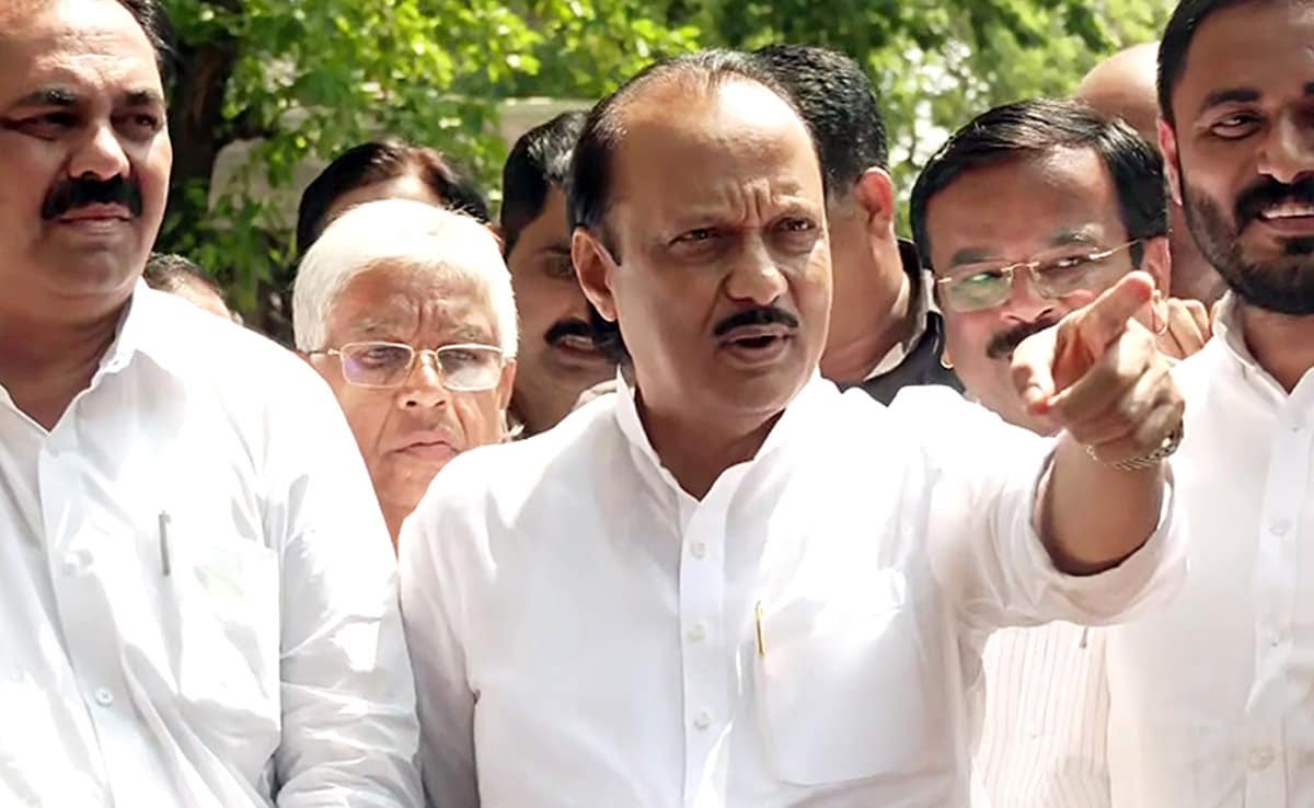 शरद पवार की एनसीपी में बड़ी फुट के संकेत , 30 विधायकों के साथ राजभवन पहुँचे अजीत पवार।