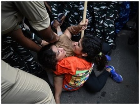 शोषण से पीड़ित महिला पहलवानों पर भारी पड़ी आरोपी मंत्री की पावर ,गिरफ्तारी की मांग लेकर धरना दे रही महिला पहलवानों पर दिल्ली पुलिस की क्रूरता।