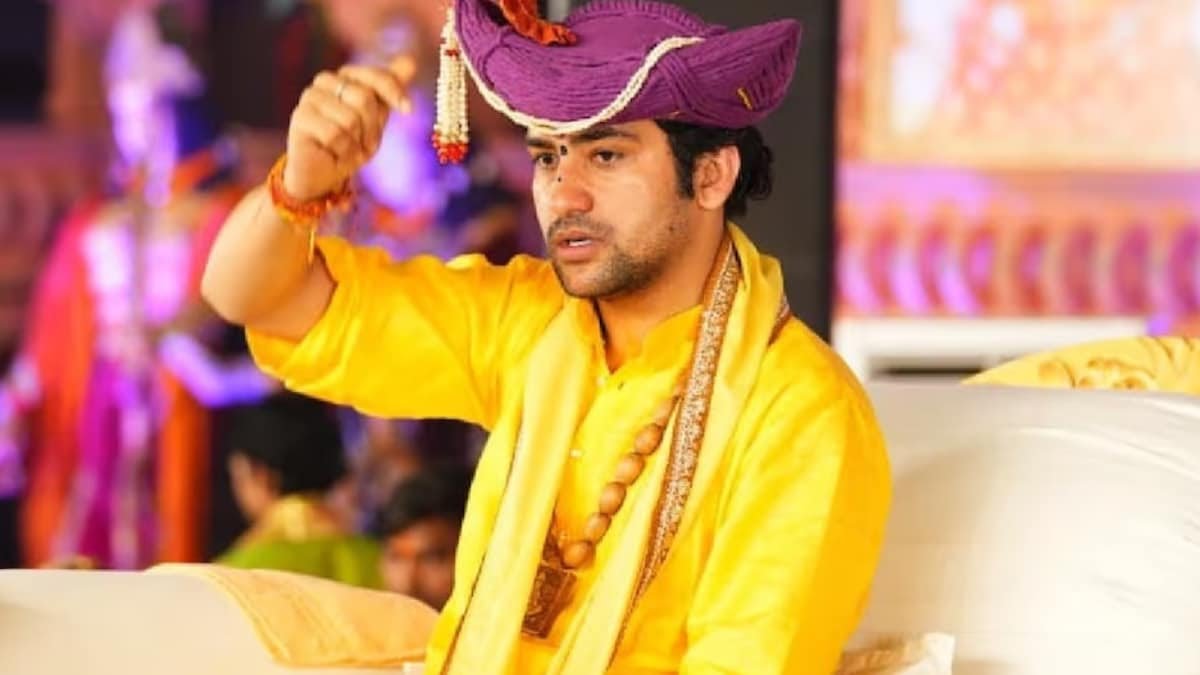 विरोध के बावजूद बिहार पहुँचे धीरेंद्र शास्त्री ,तेजस्वी यादव पर साधा निशाना ,कहा हम हिन्दू हिन्दू करने आये है।