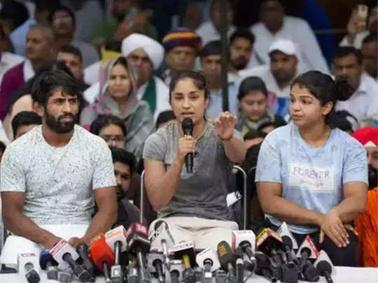 पूर्व चैंपियनशिप विजेता गीता फोगाट पति समेत गिरफ्तार ,केंद्रीय मंत्री ब्रजभूषण की गिरफ्तारी की मांग को लेकर धरना स्थल की तरफ जाते किया गिरफ्तार।