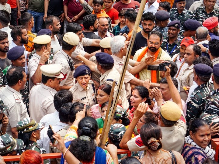दिल्ली में मंदिर की अवैध रेलिंग तोड़ने पर मचा घमासान ,दिल्ली सरकार का एलजी और केंद्र पर निशाना तो भाजपा का पलटवार।
