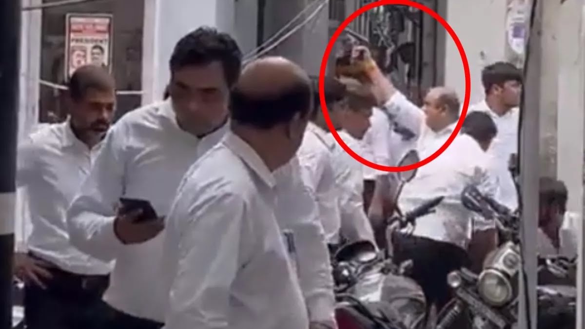 दिल्ली के तीस हजारी में फिर हुई फायरिंग के बाद मची भगदड़ , वकीलों के बीच आपसी बहस पर बढ़े विवाद पर वारदात को दिया गया अंजाम।
