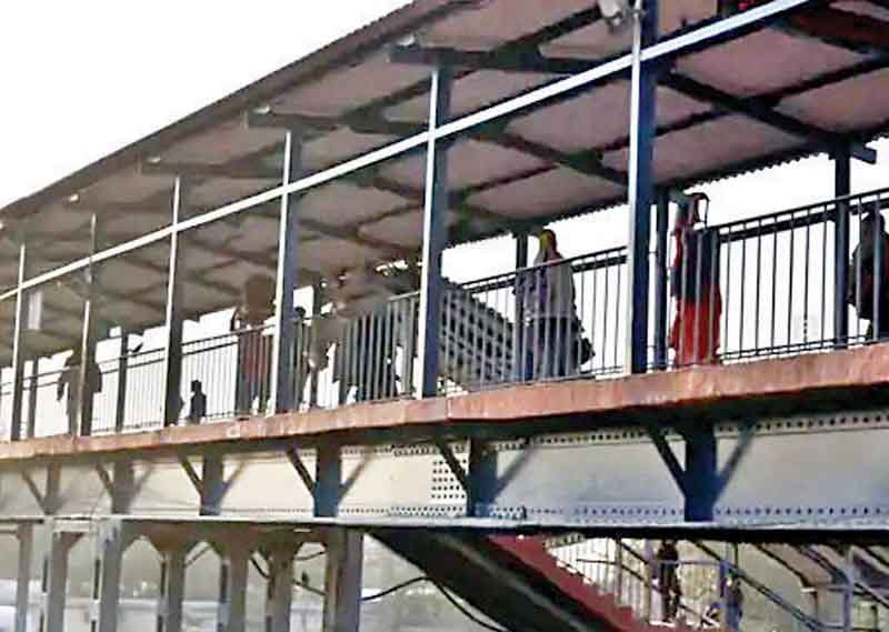 मुंबई में चोरी हुआ अडानी का 6000 किलो का विशालकाय पुल ,सीसीटीवी के आधार पर चोरी में इस्तेमाल हुए ट्रक से गिरफ्त में आये 4 आरोपी।