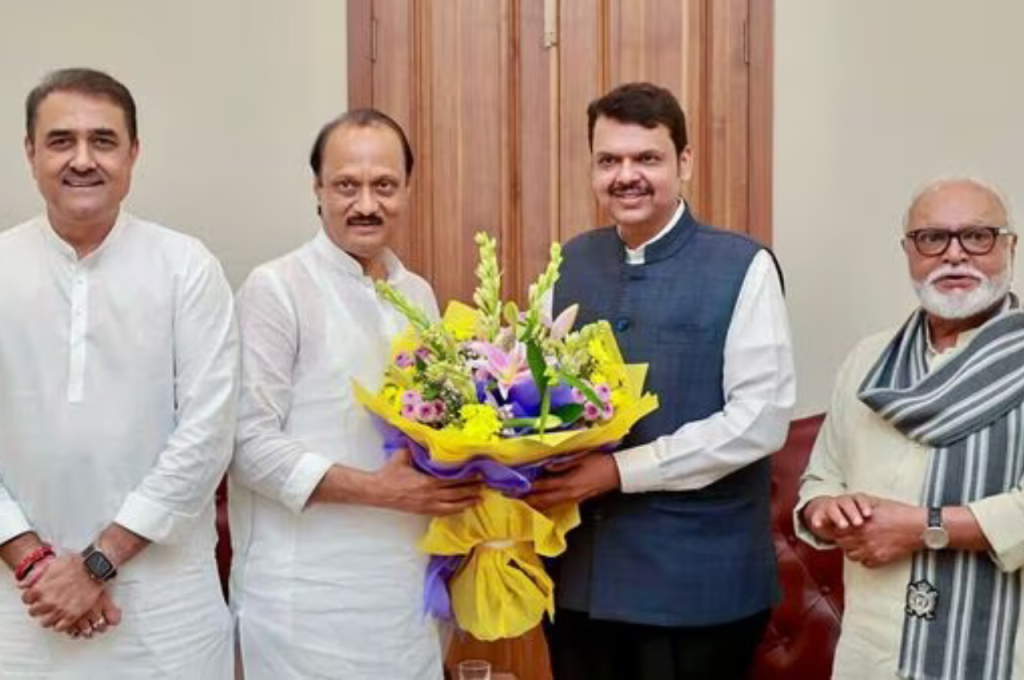 अगस्त में अजीत पवार बनेंगे महाराष्ट्र के नये सीएम , विधायकों के अयोग्यता के बाद सीएम शिंदे की होगी विदाई , पूर्व सीएम के दावे के बाद महाराष्ट्र की सियासत में उथल पुथल।