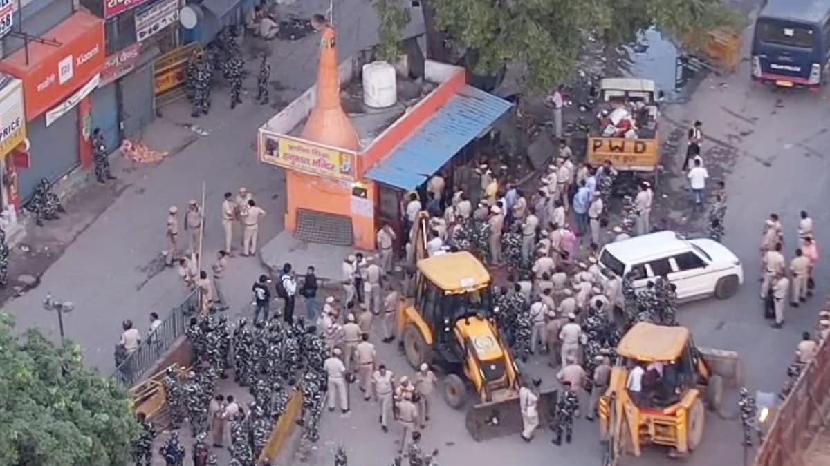 दिल्ली में मंदिर मजार पर चला भाजपा सरकार का बुलडोजर ,बिना किसी हंगामे के केंद्रीय सुरक्षा बलों की मौजूदगी में ढहाया गया दोनों धर्मिक स्थल।