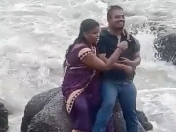 बांद्रा बीच की चट्टानों पर बैठे कपल पर समंदर की आफत ,फ़ोटो खिंचवाने के कारण समंदर की लहरों में खो गई महिला।